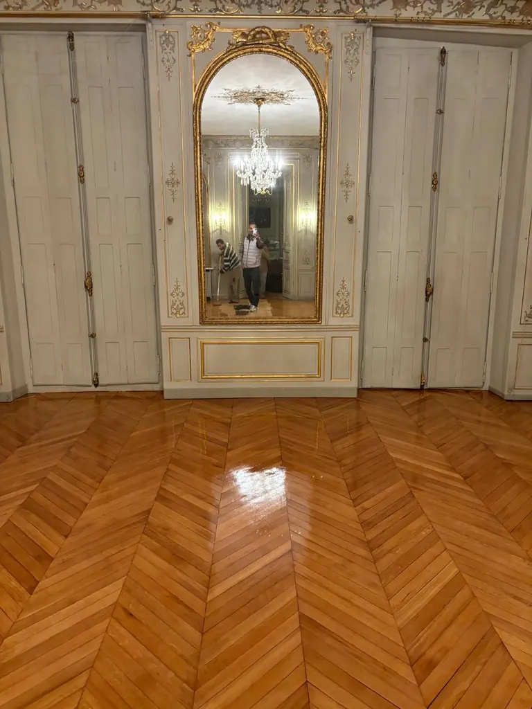 Le même parquet après ponçage et vitrification, brillant et uniforme