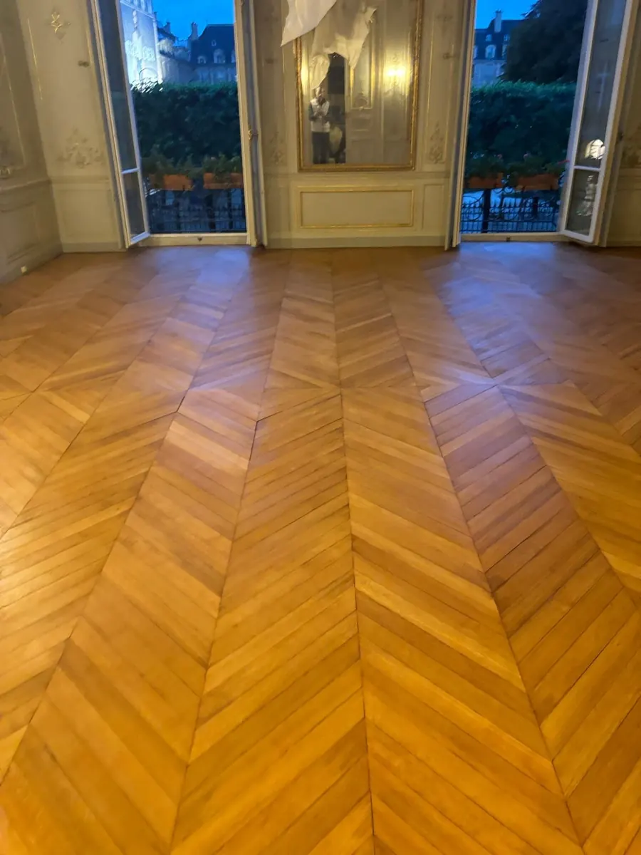 Parquet en point de Hongrie terne avant rénovation, dans un salon ancien